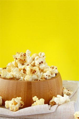 popcorn white background - classic popcorn  in a wooden cup Stock Photo - Budget Royalty-Free & Subscription, Code: 400-04349755