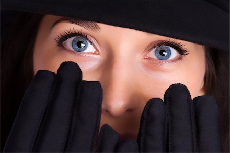 simsearch:400-05164576,k - Portrait of a beautiful brunette young woman with gloves and black hat Foto de stock - Royalty-Free Super Valor e Assinatura, Número: 400-04349857