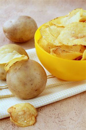 simsearch:400-07994109,k - potato chips in a yellow cup, and fresh potato Foto de stock - Super Valor sin royalties y Suscripción, Código: 400-04340662