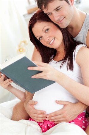 simsearch:400-07322828,k - Portrait of a pretty pregnant woman and of her husband reading a book at home Fotografie stock - Microstock e Abbonamento, Codice: 400-04341738