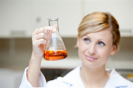 simsearch:400-05669824,k - Portrait of a concentrated female scientist looking at an erlenmeyer in her laboratory Foto de stock - Royalty-Free Super Valor e Assinatura, Número: 400-04341774
