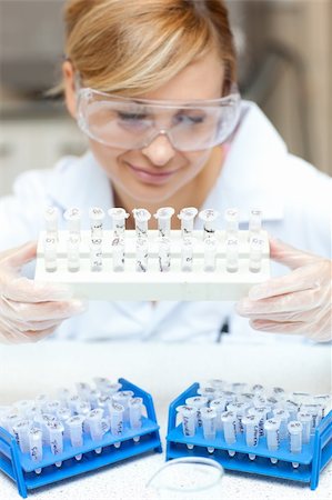 simsearch:400-05669818,k - Caucasian female scientist holding samples in her laboratory Fotografie stock - Microstock e Abbonamento, Codice: 400-04341851