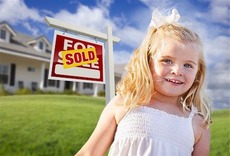 family with sold sign - Cute Smiling Girl in Front Yard with Sold For Sale Real Estate Sign and House. Photographie de stock - Aubaine LD & Abonnement, Code: 400-04341910