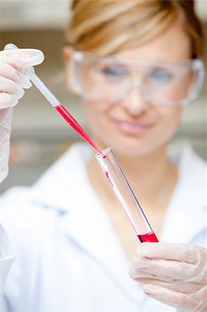 simsearch:400-05669824,k - Close-up of a female scientist putting liquid in a test tube with a pipette in her lab Foto de stock - Royalty-Free Super Valor e Assinatura, Número: 400-04342132