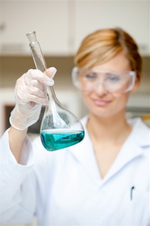 simsearch:400-05669818,k - Portrait of a bright female scientist looking at a liquid in her laboratory Fotografie stock - Microstock e Abbonamento, Codice: 400-04342133