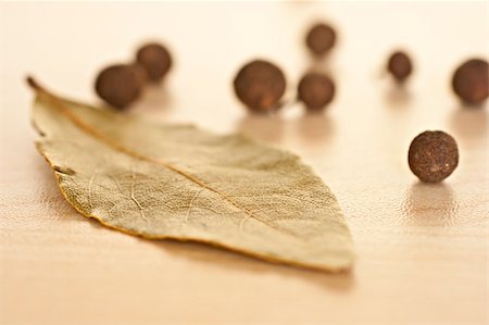 Bay leaf with peppers, macro photography. Fotografie stock - Microstock e Abbonamento, Codice: 400-04342147