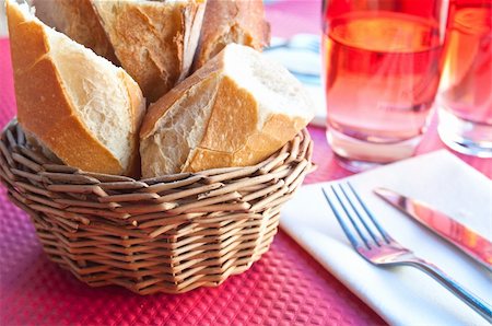 simsearch:400-04699541,k - bread in basket - little roll breads in basket on table Foto de stock - Super Valor sin royalties y Suscripción, Código: 400-04343287