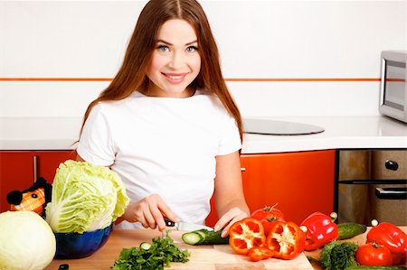 simsearch:400-05748090,k - beautiful caucasian woman preparing salad in the kitchen Foto de stock - Super Valor sin royalties y Suscripción, Código: 400-04354019