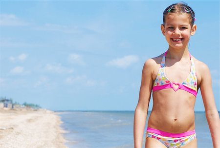 simsearch:400-04986804,k - A happy child is running at the beach. Stockbilder - Microstock & Abonnement, Bildnummer: 400-04355636