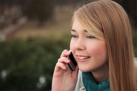 simsearch:400-05712134,k - Blond girl smiling and talking on cell phone Photographie de stock - Aubaine LD & Abonnement, Code: 400-04355760