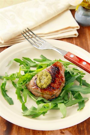 simsearch:400-04381200,k - beef steak with arugula salad and pesto Stockbilder - Microstock & Abonnement, Bildnummer: 400-04355796