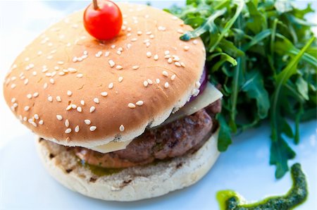 simsearch:400-04331205,k - Cheese burger - American cheese burger with fresh salad Foto de stock - Royalty-Free Super Valor e Assinatura, Número: 400-04357753