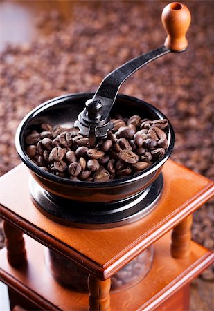 simsearch:400-07981187,k - Coffee grinder with coffee beans Foto de stock - Royalty-Free Super Valor e Assinatura, Número: 400-04358048