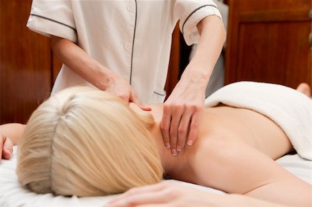 retro beauty salon images - A woman in a retro styled spa receiving a shoulder massage Foto de stock - Super Valor sin royalties y Suscripción, Código: 400-04358057