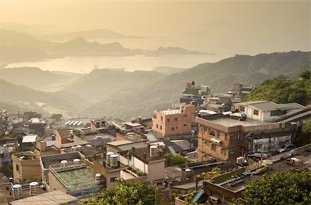 simsearch:400-05258481,k - City sunset scenery with buildings on hill and harbor far away in Jiufen(Jioufen), Taiwan, Asia. Stockbilder - Microstock & Abonnement, Bildnummer: 400-04358119