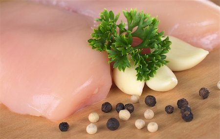 simsearch:824-07585935,k - Raw chicken breast with white and black pepper corns, parsley leaf and garlic (Selective Focus, Focus on the front of the meat and the parsley) Foto de stock - Super Valor sin royalties y Suscripción, Código: 400-04358366