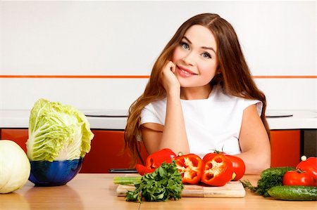 simsearch:400-05748090,k - beautiful caucasian woman preparing salad in the kitchen. Foto de stock - Super Valor sin royalties y Suscripción, Código: 400-04359105