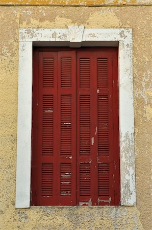 simsearch:400-04358196,k - Red window shutter and weathered chipped paint wall. Foto de stock - Super Valor sin royalties y Suscripción, Código: 400-04359170