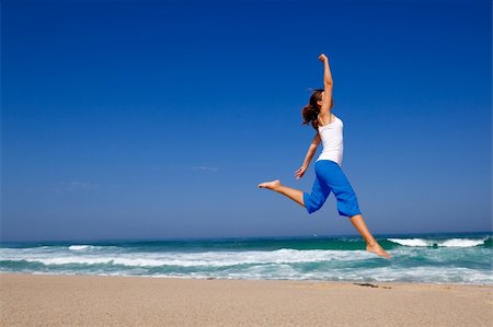 simsearch:400-06077546,k - Beautiful young woman jumping on  the beach Stockbilder - Microstock & Abonnement, Bildnummer: 400-04359517