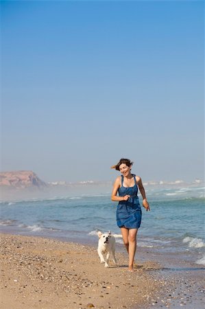 simsearch:400-05259756,k - Young woman running and playing with her cute labrador retriever puppy Photographie de stock - Aubaine LD & Abonnement, Code: 400-04359585