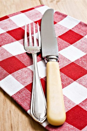 simsearch:700-05642632,k - Antique knife and fork on a red and white cloth Fotografie stock - Microstock e Abbonamento, Codice: 400-04350038