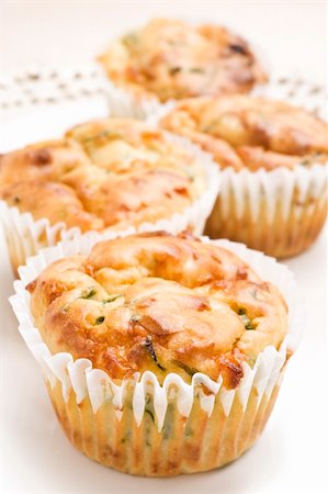 simsearch:400-04744402,k - Freshly baked spinach and cheese muffins ready to be served Foto de stock - Super Valor sin royalties y Suscripción, Código: 400-04350039