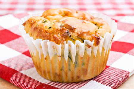 simsearch:400-08862169,k - Freshly baked spinach and cheese muffins ready to be served Stockbilder - Microstock & Abonnement, Bildnummer: 400-04350040