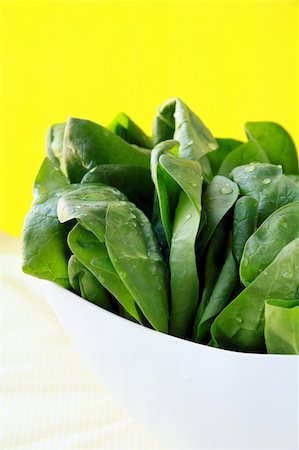 sauteeing - Green fresh spinach on a white plate Photographie de stock - Aubaine LD & Abonnement, Code: 400-04350291