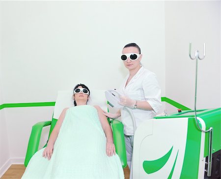 simsearch:400-04594366,k - laser depilation and skincare treatment in spa and beauty studio Photographie de stock - Aubaine LD & Abonnement, Code: 400-04351143