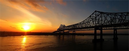 simsearch:841-02705827,k - The Crescent City Connection (formerly the Greater New Orleans Bridge) at sunrise in New Orleans, Louisiana on April 11, 2011. Foto de stock - Super Valor sin royalties y Suscripción, Código: 400-04351432