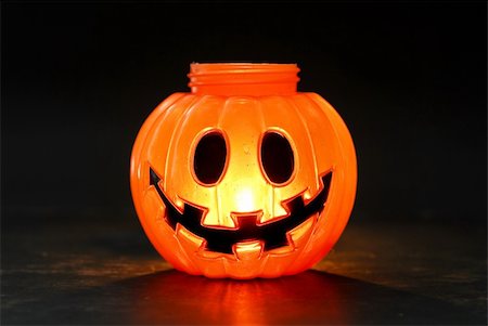 simsearch:400-04647487,k - Inner Lit Plastic Halloween Decorative Pumpkin Fotografie stock - Microstock e Abbonamento, Codice: 400-04352333