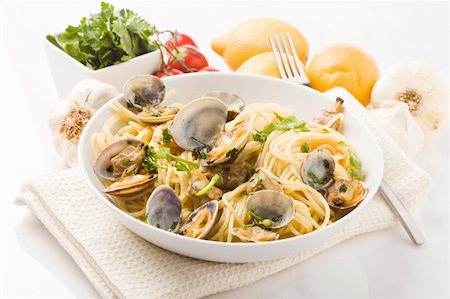 phto of delicious pasta with clams on white background Stockbilder - Microstock & Abonnement, Bildnummer: 400-04352564