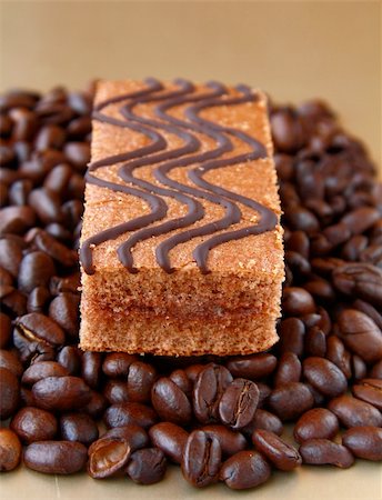 simsearch:400-04858959,k - chocolate delicious cake on coffee beans Foto de stock - Super Valor sin royalties y Suscripción, Código: 400-04364058
