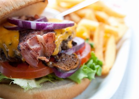 simsearch:825-05811371,k - Burger fromage - burger de fromage américain avec salade fraîche Photographie de stock - Aubaine LD & Abonnement, Code: 400-04364944