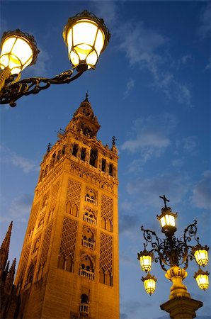 dusk brick - La Giralda. View of the tower from "Plaza virgen de los reyes". Stock Photo - Budget Royalty-Free & Subscription, Code: 400-04365332