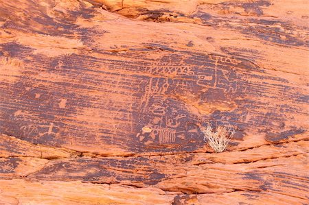 Strange petroglyphs on a rock wall at Valley of Fire State Park in Nevada. Photographie de stock - Aubaine LD & Abonnement, Code: 400-04365410