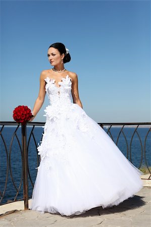 simsearch:400-04444100,k - bride with beautiful red roses near the sea Foto de stock - Super Valor sin royalties y Suscripción, Código: 400-04366024