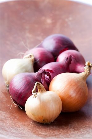 simsearch:400-04902993,k - Close-up of red and yellow onions on a wooden background Stockbilder - Microstock & Abonnement, Bildnummer: 400-04366538