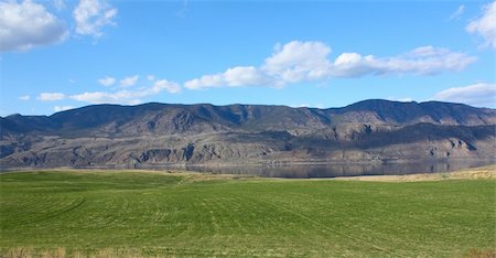 Green Canadian farmlands next to lake and mountain Photographie de stock - Aubaine LD & Abonnement, Code: 400-04366770