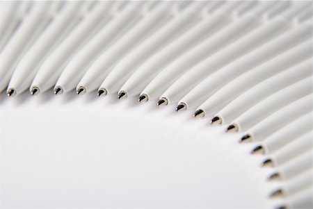 simsearch:628-05817405,k - Some white ballpoint pens lie semicircle on white background Stockbilder - Microstock & Abonnement, Bildnummer: 400-04366895