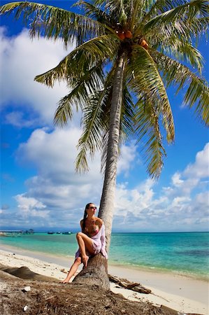 simsearch:400-04018254,k - Beautiful woman relaxes near the tree in paradise Stockbilder - Microstock & Abonnement, Bildnummer: 400-04368159