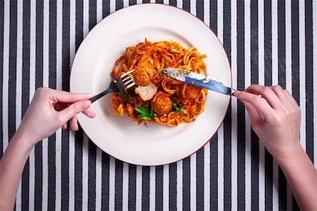 simsearch:400-04341378,k - Spaghetti with meatballs on a white plate Fotografie stock - Microstock e Abbonamento, Codice: 400-04368184