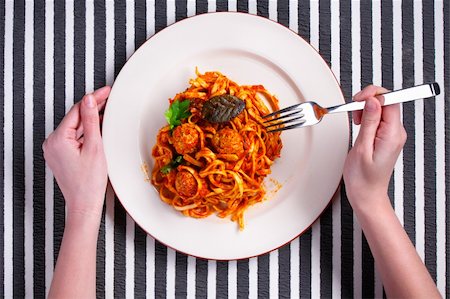 simsearch:400-04341378,k - Spaghetti with meatballs on a white plate Fotografie stock - Microstock e Abbonamento, Codice: 400-04368181