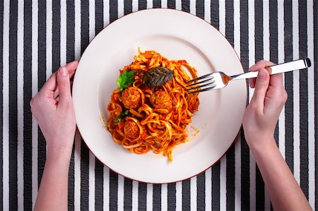 simsearch:400-04341378,k - Spaghetti with meatballs on a white plate Fotografie stock - Microstock e Abbonamento, Codice: 400-04368182