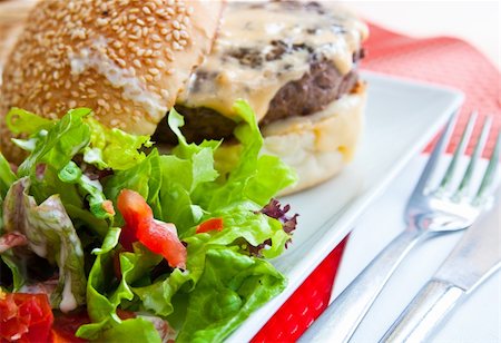 simsearch:400-04331205,k - Cheese burger - American cheese burger with fresh salad Foto de stock - Royalty-Free Super Valor e Assinatura, Número: 400-04368472