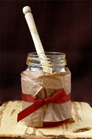 pouring wheat - jar with honey and wooden spoon for honey on a brown background Foto de stock - Super Valor sin royalties y Suscripción, Código: 400-04368817