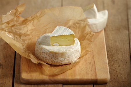 foodphoto (artist) - camembert and brie cheese on wooden cutting board Fotografie stock - Microstock e Abbonamento, Codice: 400-04369587
