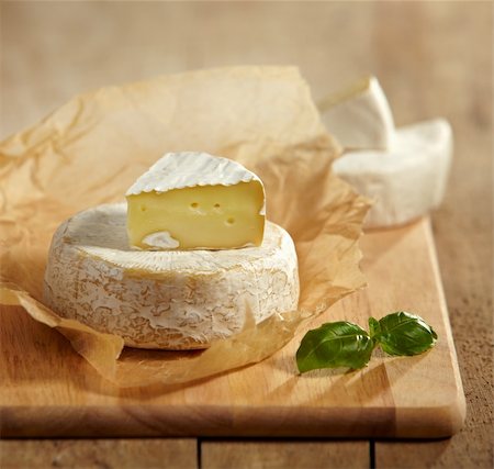 foodphoto (artist) - brie and camembert cheese on wooden cutting board Fotografie stock - Microstock e Abbonamento, Codice: 400-04369588