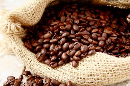 simsearch:400-06526962,k - Fresh aromatic coffee beans in a linen bag Foto de stock - Royalty-Free Super Valor e Assinatura, Número: 400-04360818