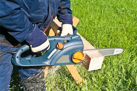 simsearch:400-04856931,k - Man cutting the log of wood with chainsaw Foto de stock - Royalty-Free Super Valor e Assinatura, Número: 400-04362422